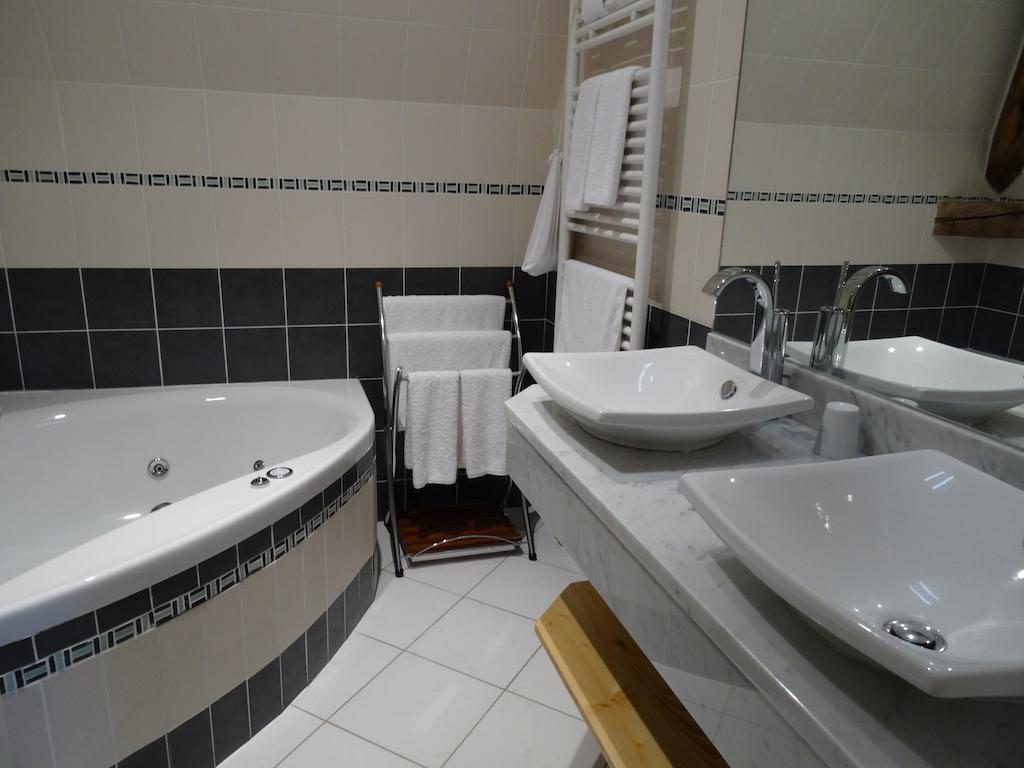 Gentilhommiere De Collonges Bed and Breakfast Prissé Rum bild