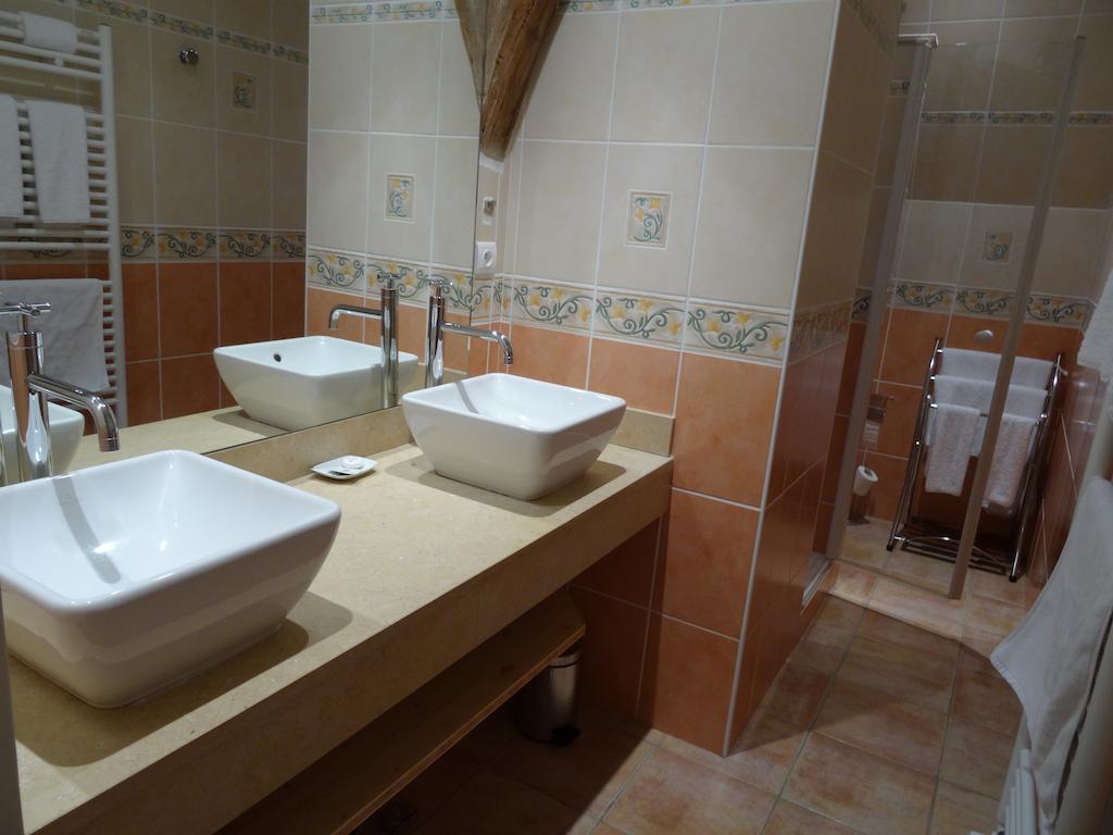 Gentilhommiere De Collonges Bed and Breakfast Prissé Rum bild